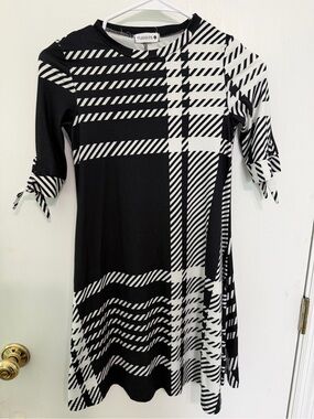 Nuggles Girls Black & White Geometric modest Midi Dress Sz 8 EUC half sleeve